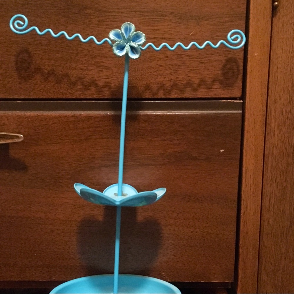 Jewelry stand: blue metal